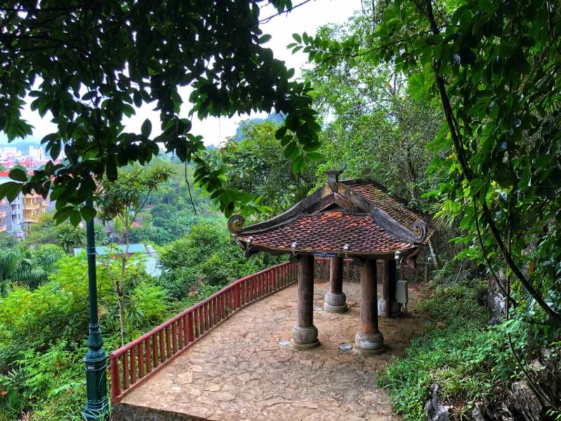 Lầu vọng thị - nơi nhìn thấy tượng nàng Tô Thị đứng chờ chồng