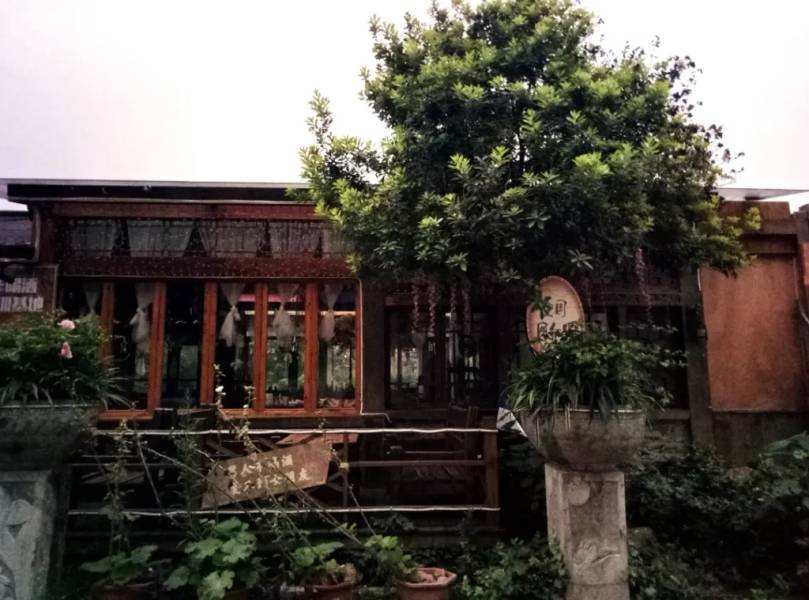 Bên ngoài một nhà hàng ở phố cổ Khê Bố