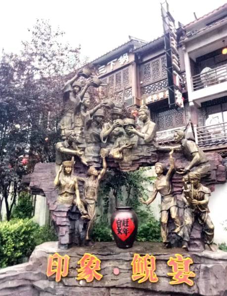 Tác phẩm điêu khắc mô tả tục mời rượu thác đổ