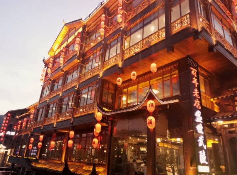 Nhà hàng treo đèn lồng rực rỡ