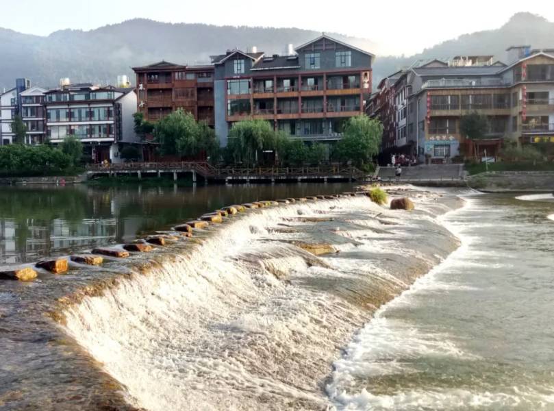 Cầu “đá nhảy” bắc qua sông Tác Khê