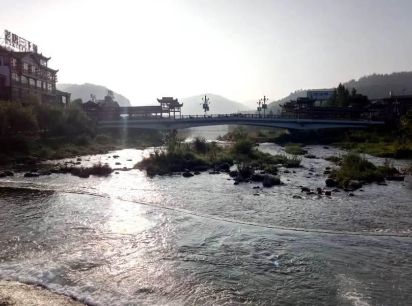 Mặt trời lên bên sông Tác Khê