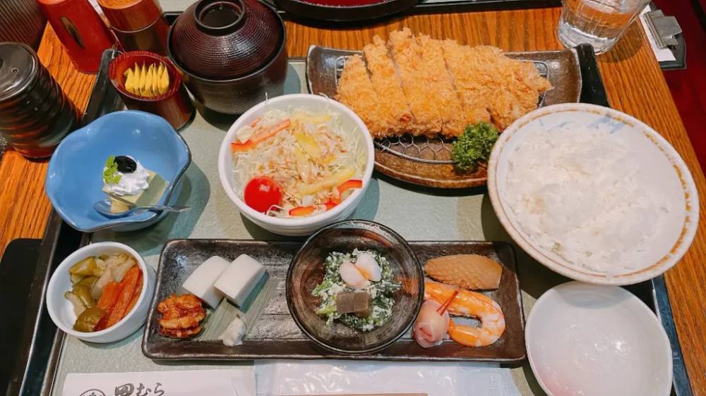 Tonkatsu ở đây không chỉ có cơm, thịt heo chiên xù, rau bắp cải trộn mà còn được ăn kèm với rất nhiều những món khác như bánh cá đặc trưng của Hakone và hải sản. Set này còn có thêm cả dessert dược trang trí rất tinh tế và xinh xắn