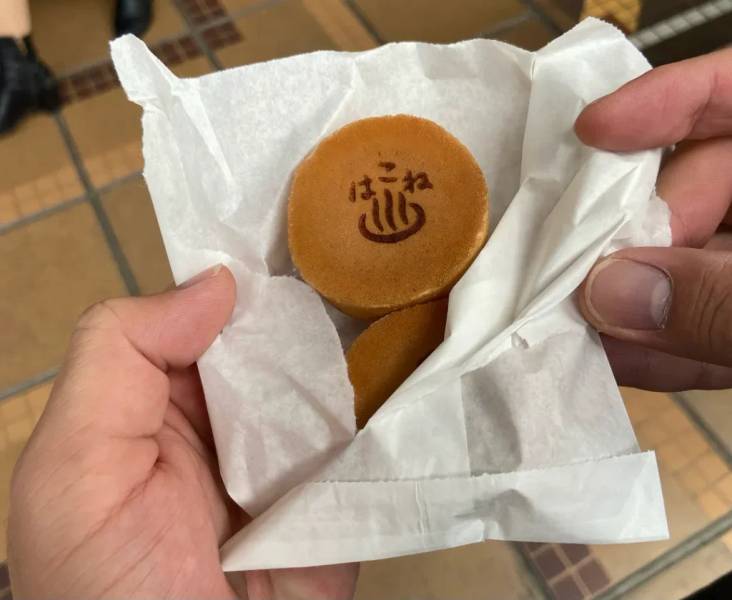 Phía trên chiếc bánh ghi “ Ha-ko-ne” và biểu tượng onsen rất dễ thương, hương vị nóng hổi mềm mịn không quá ngọt. Mỗi chiếc bánh này có giá 100 Yên - khoảng 18.000VND