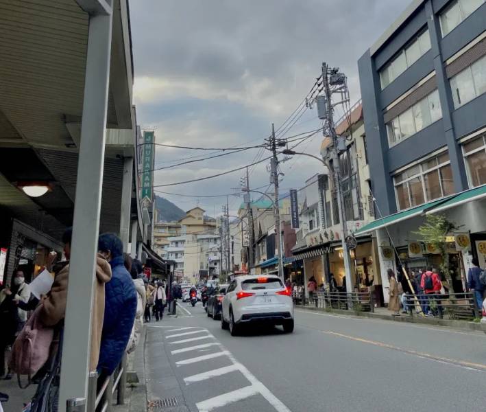 Phố mua sắm Hakone-yumoto luôn đông kín khách du lịch đến thưởng thức các món đặc sản và tìm kiếm những món quà lưu niệm đặc sắc nhất - Khám phá Hakone