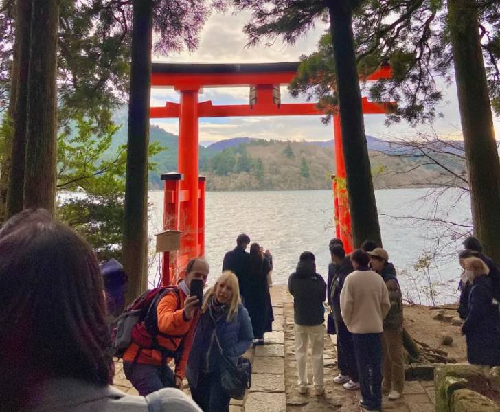 Torii Heiwa là một điểm đến nổi tiếng luôn được các nhiếp ảnh gia trên toàn thế giới săn đón và cũng là điểm đến mà những cặp đôi mong ước, vì vậy luôn có một hàng dài các cặp đôi xếp hàng dài để được chụp hình tại cổng torii tình yêu đặc biệt trên mặt nước này