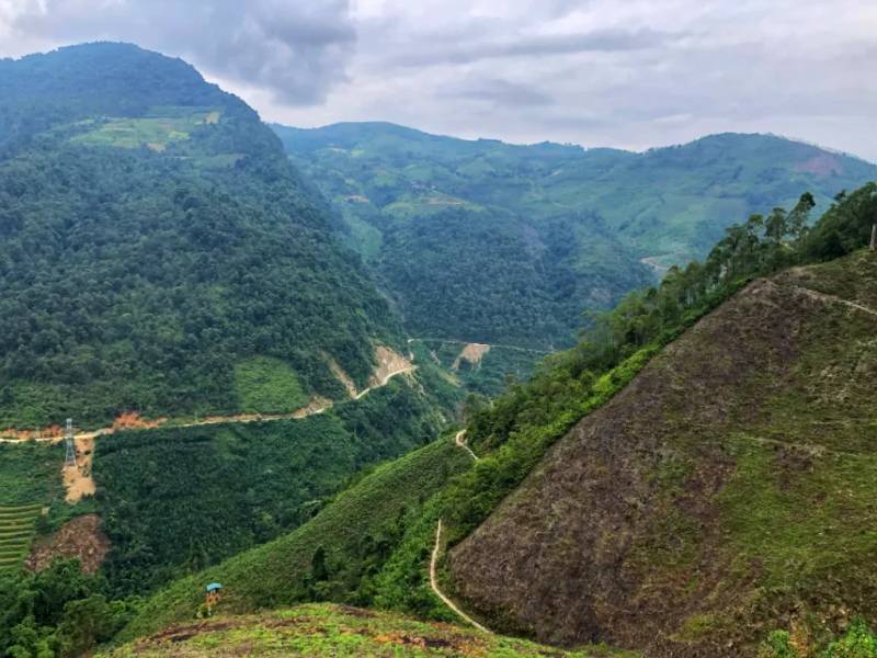 Cung đường bên trái là Làng Nhì, bên phải là Tà Si Láng - cả hai đều nằm bên triền núi như thế
