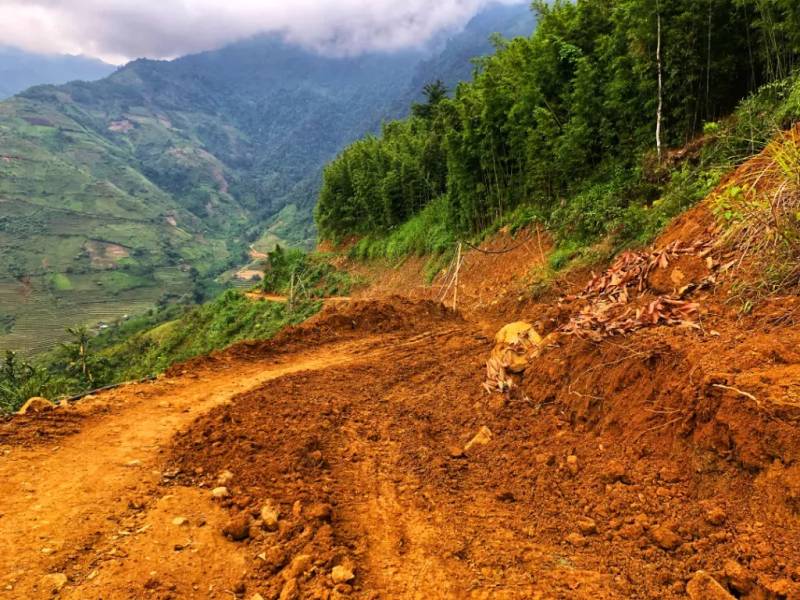 Đường đất khá ướt, mưa xuống là khó đi hơn