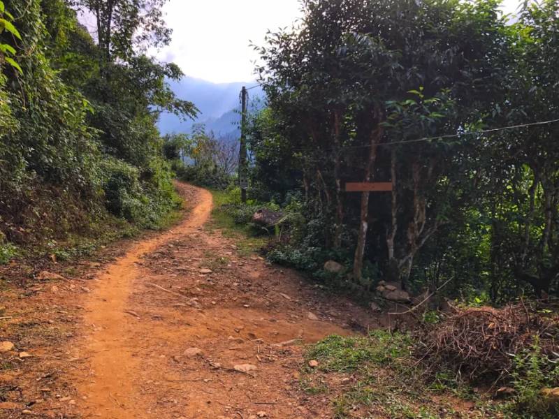 Đến đây là hết đường đất, nhìn thấy bảng gỗ là rẽ phải nhé. Đoạn này là đến đường đá chài; khó đi hơn cả đường đất