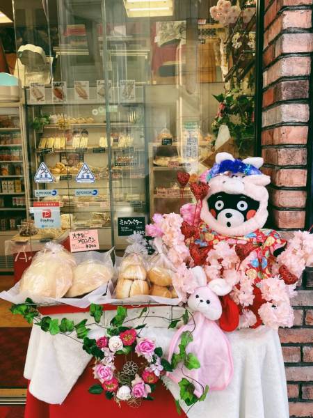 Chú gấu Kumamon và khay bánh thơm phức mới ra lò