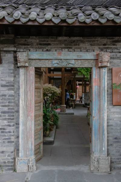 Cổng vào của một tiệm trà lâu đời