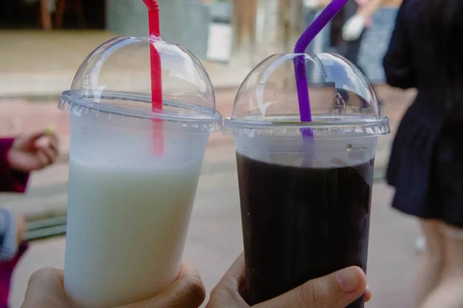 Nước dừa và nước từ quả thanh mai, giá 9 tệ một cốc
