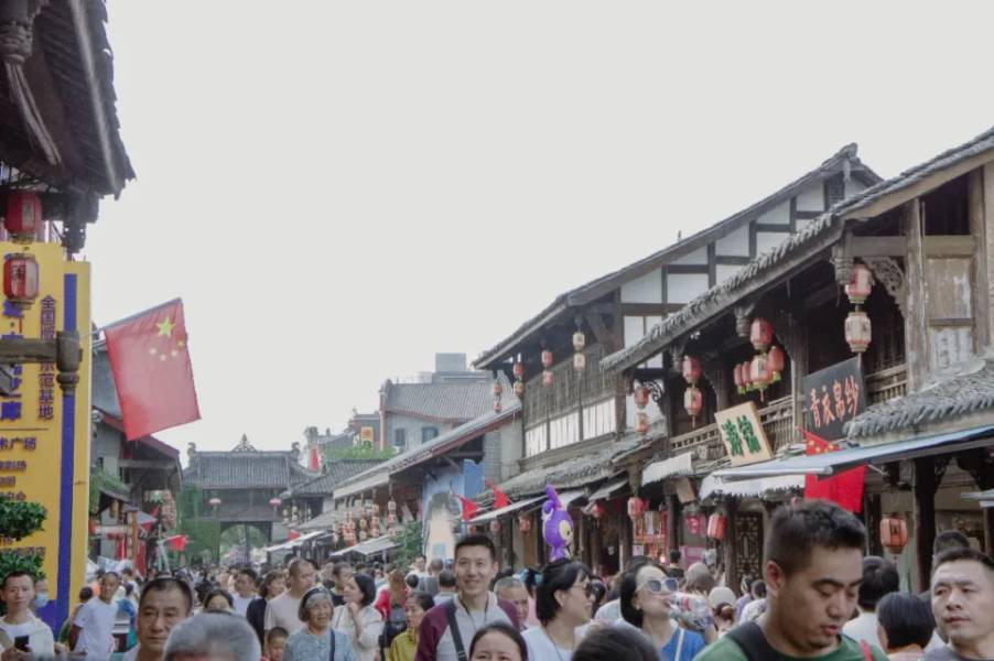 Vì là ngày nghỉ lễ nên rất đông người dân và du khách đến tham quan
