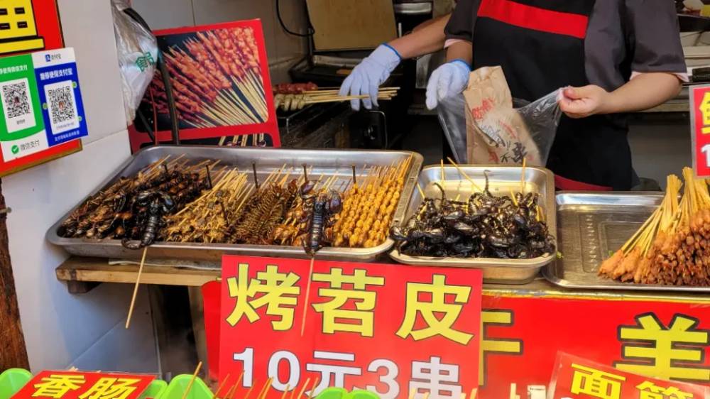 Các loại bánh ngọt bắt mắt được bày bán khắp nơi
