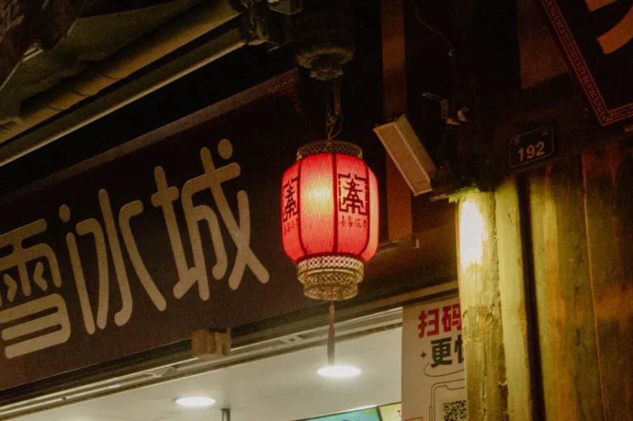 Đèn lồng đỏ treo trước cửa các căn nhà cổ