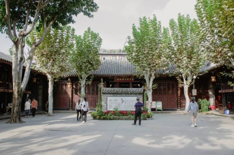 Sân giữa Hội quán Giang Tây