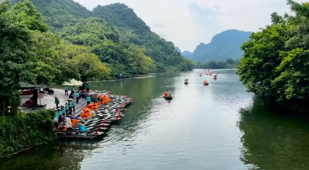 Mặt nước xanh mát, yên ả và êm đềm