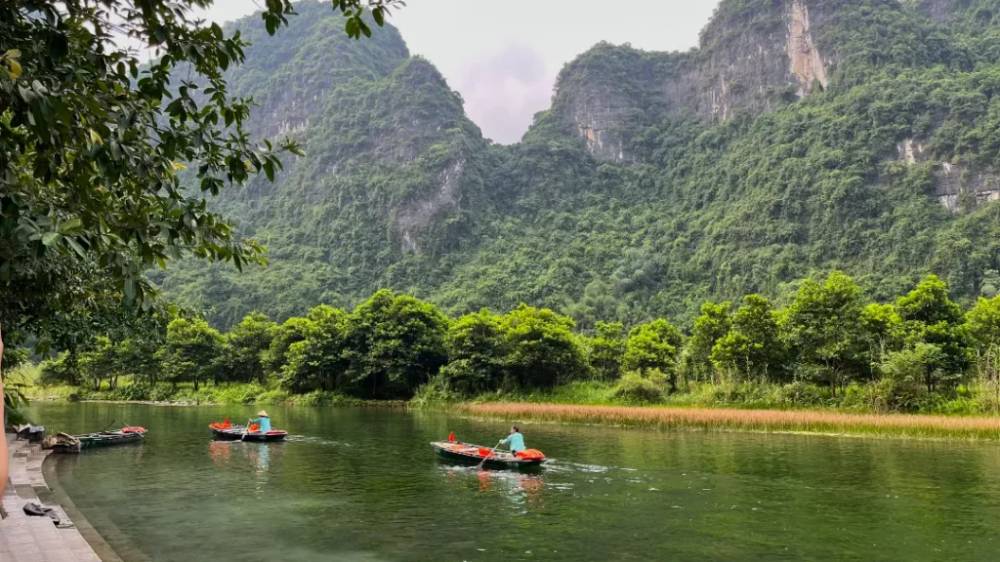 Những chiếc thuyền trôi theo dòng nước xanh mát