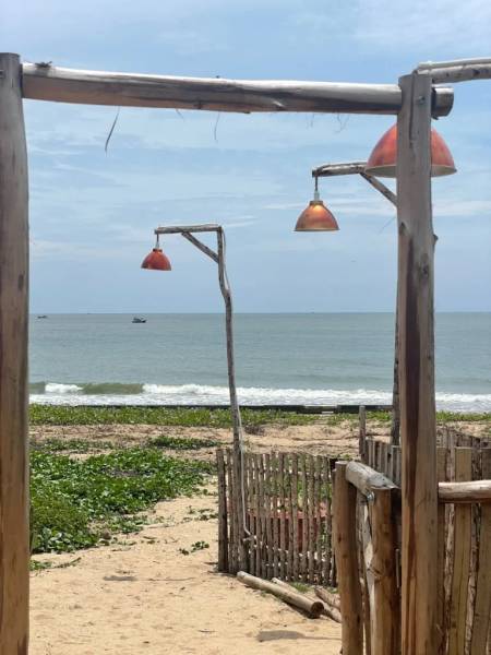 Quán cafe với lối dẫn ra biển thật thơ mộng