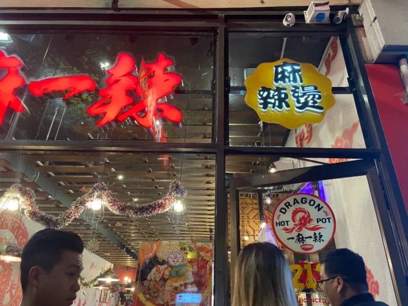 Dragon Hotpot là một trong những tiệm Malatang được yêu thích vì hương vị thơm ngon, mức giá tương đối mềm so với những nhà hàng ở vị trí trung tâm.