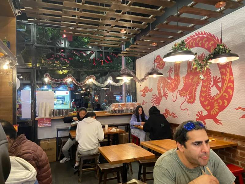 Không gian đơn giản với decor rất Trung Hoa Tại Dragon Hot Pot - tiệm ăn món á ở Melbourne