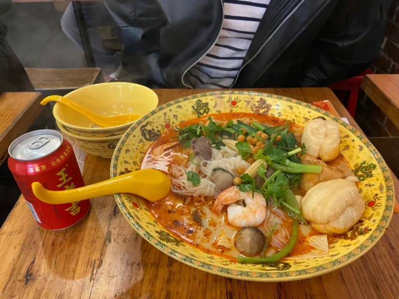 Nước lẩu Malatang có vị cay tê đặc trưng của gia vị Trung Hoa, nhưng lại được trung hoà với vị béo bùi của bơ lạc và các loại nguyên liệu bí mật.