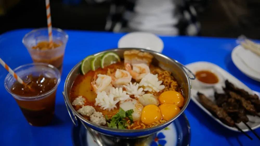Món ăn đặc trưng được ưu ái nhất tại Soi 38 , Mì Tom Yum với phần topping không thể nào đầy đặn hơn - tiệm ăn món Á ở Melbourne