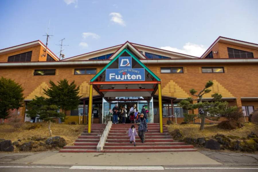Mặt trước khu trượt tuyết ở Fujiten Snow resort.