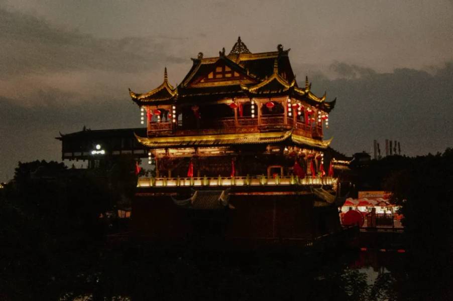Cổ trấn hoa lệ khi lên đèn