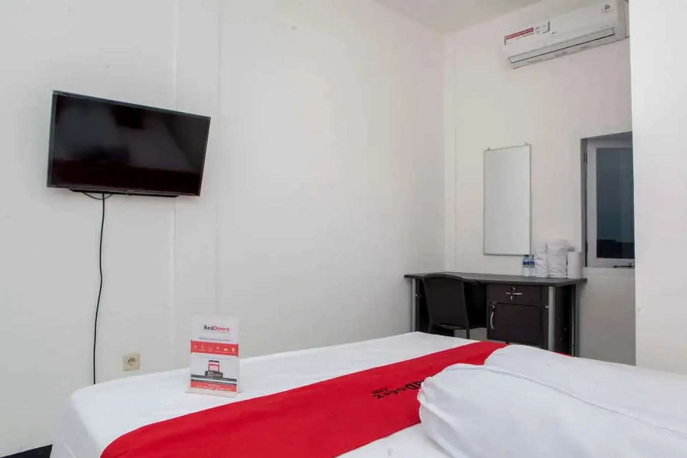 RedDoorz near Telkom Corporate University - Bedroom
