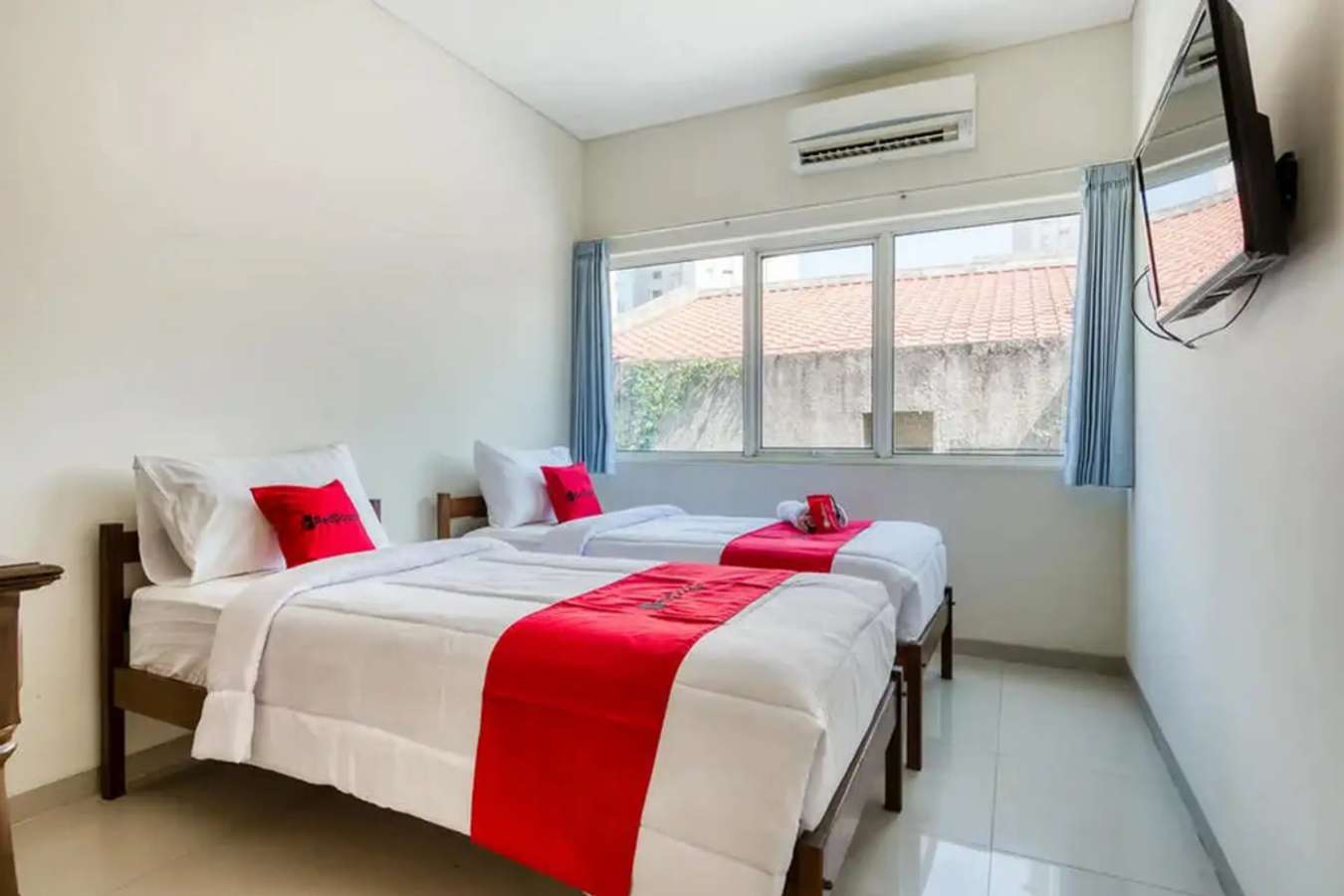 Bedroom - RedDoorz near Ciputra World 3 Surabaya