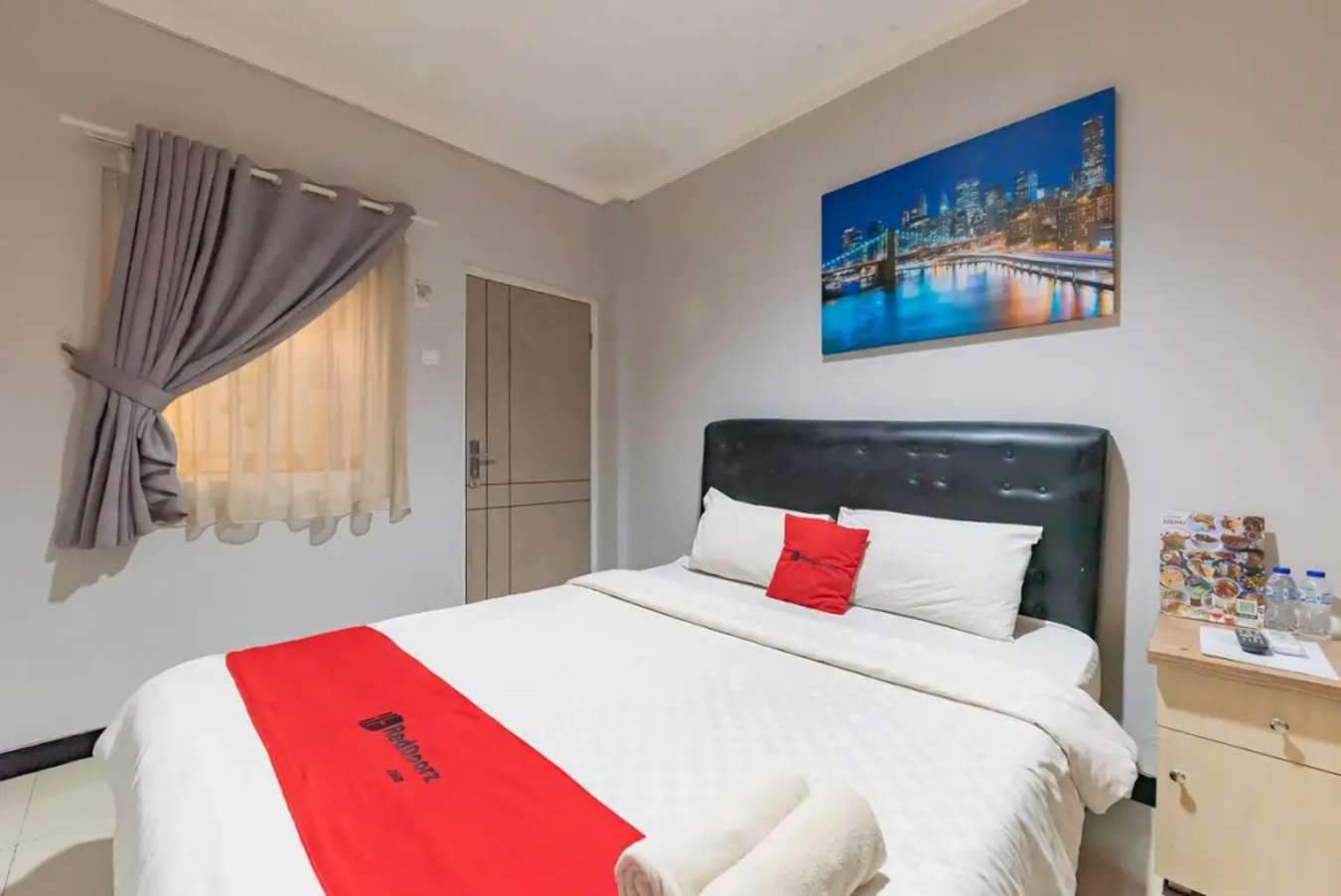 Bedroom - RedDoorz near Botani Square Mall