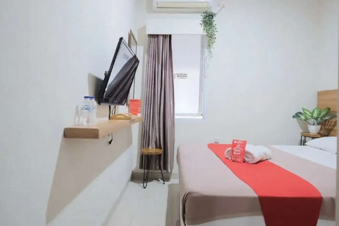 Bedroom - RedDoorz dekat Kebun Raya Bogor 2