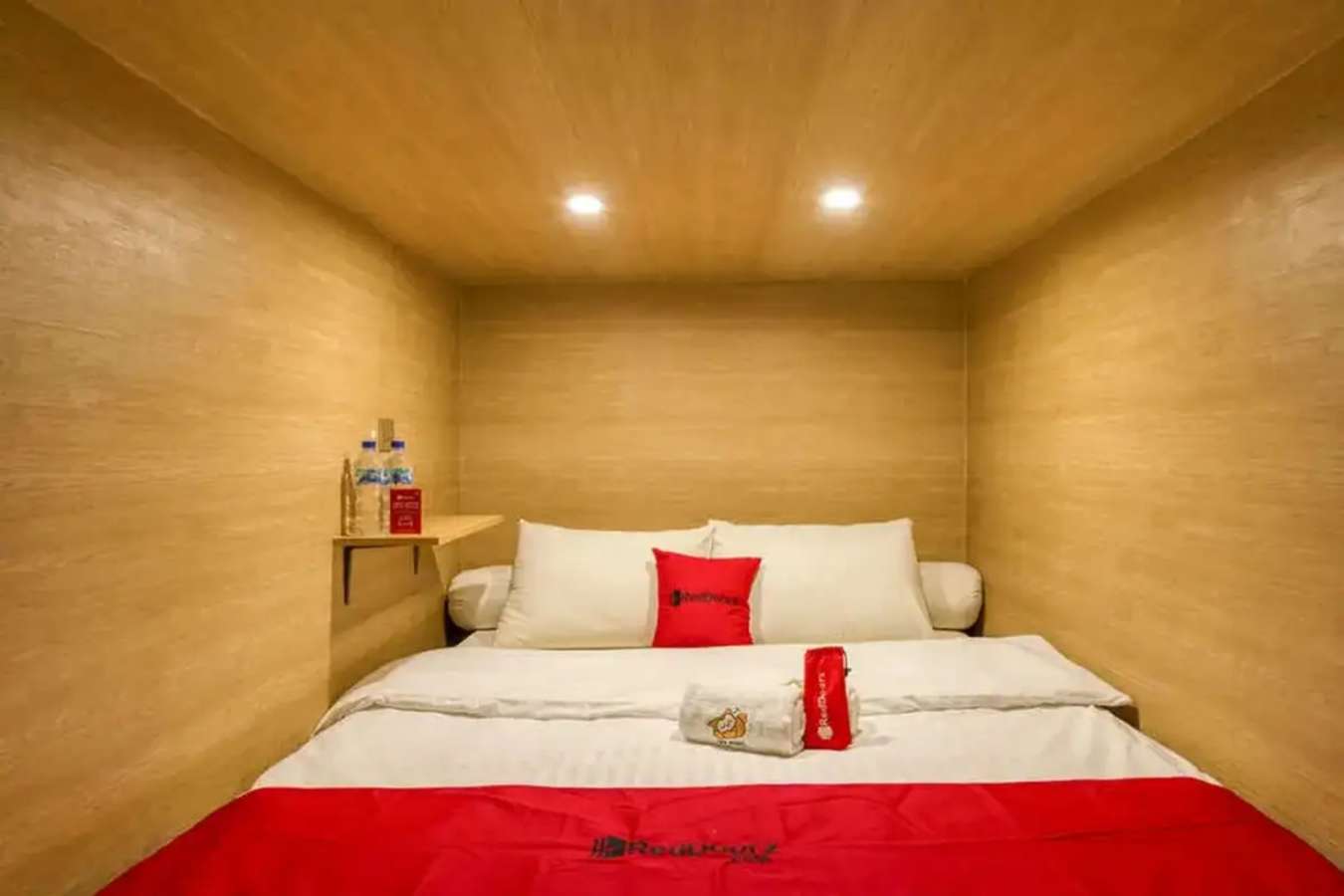 RedDoorz Hostel near Malang Train Station 3 Bedroom