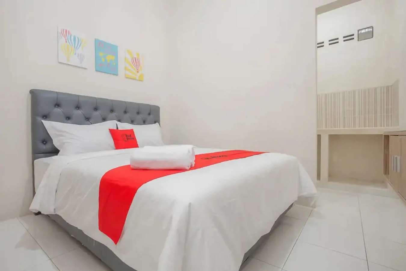 Bedroom - RedDoorz near Ciputra Golf Surabaya