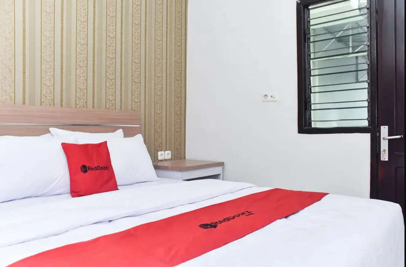 RedDoorz Plus near Malang Town Square Bedroom