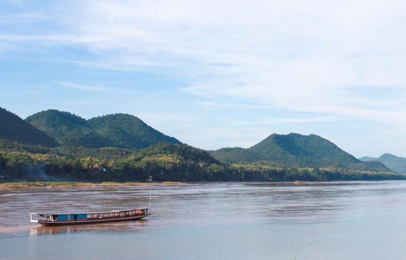 ล่องเรือชมบรรยากาศแม่น้ำโขง