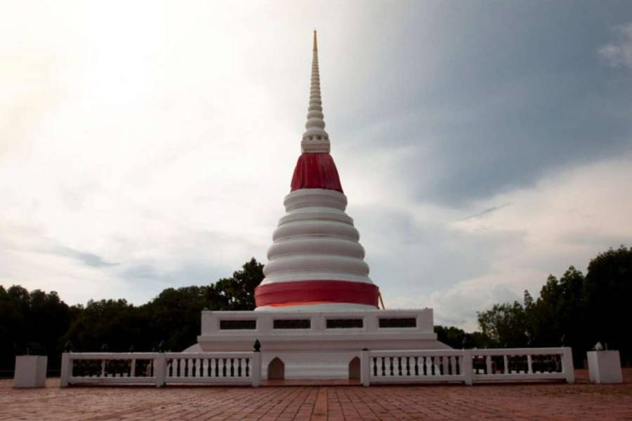 พระเจดีย์กลางน้ำ