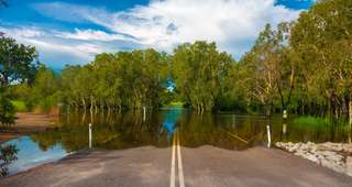 Lagi Liburan Malah Terjebak Banjir, Ini 5 Tindakan yang Perlu Dilakukan!, Travel Bestie