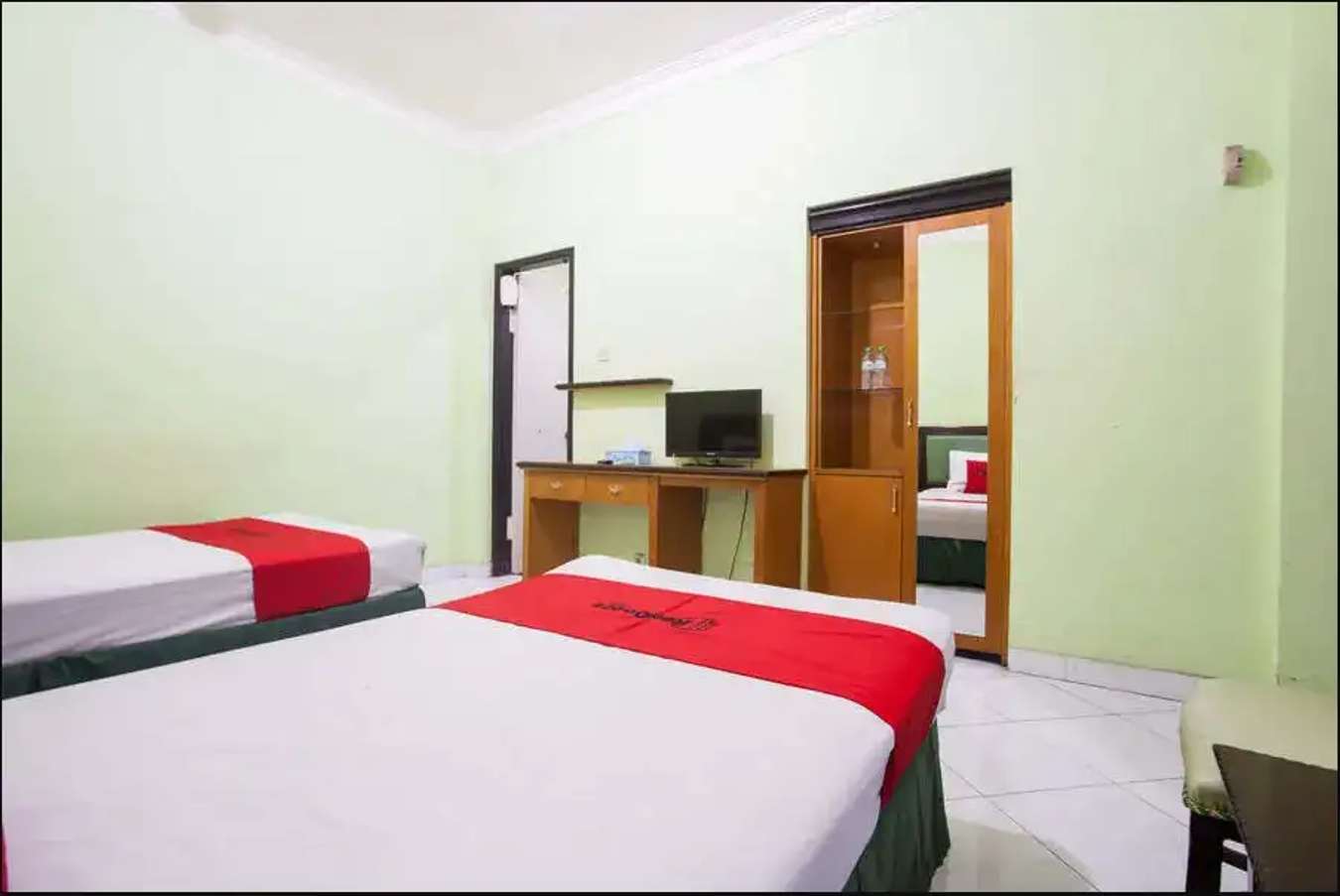 Bedroom - RedDoorz near Juanda International Airport