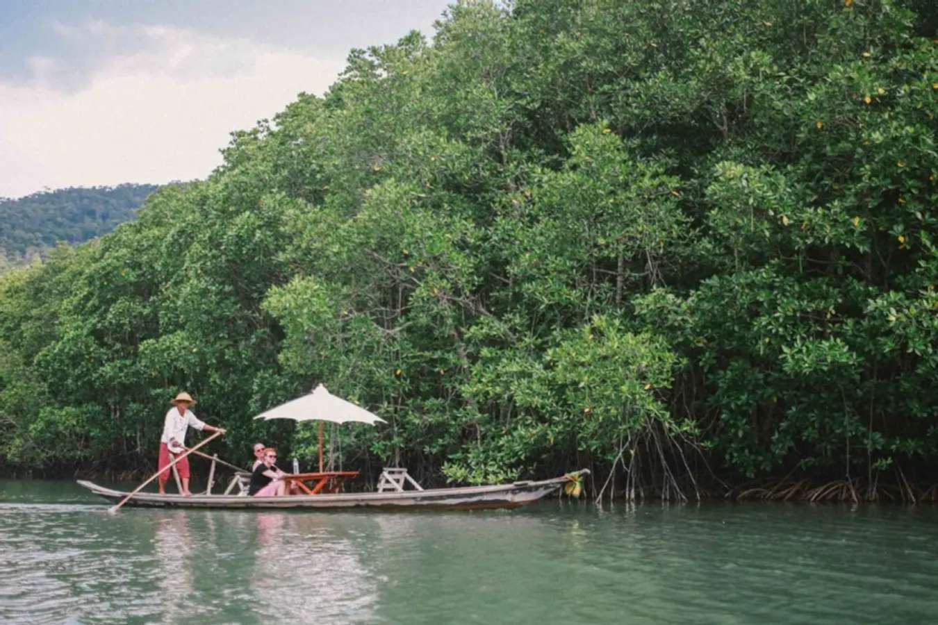 ล่องเรือชมป่าชายเลนเกาะช้างที่หมู่บ้านสลักคอก