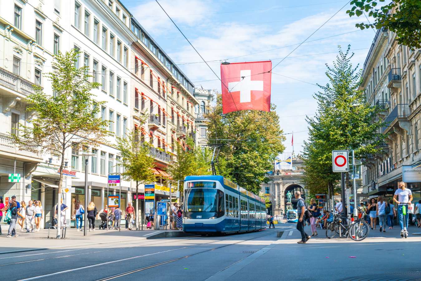 ถนนบานโฮฟซตราเซอร์ (Bahnhofstrasse)