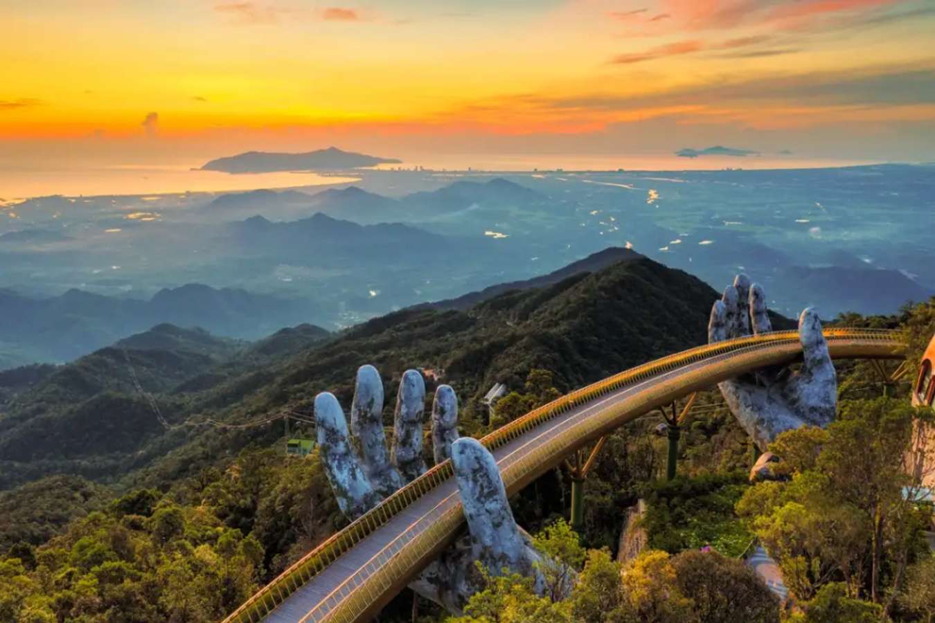 สะพานมือยักษ์ (Golden Bridge)