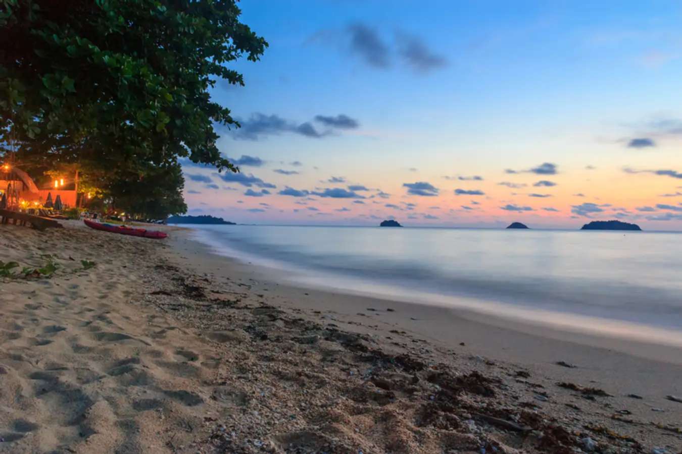 ถ่ายรูปริมทะเลเกาะช้างสวย ๆ ที่หาดไก่แบ้