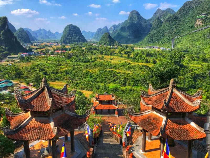 Góc nhìn núi đồi đẹp nhất ở chùa Phật Tích Trúc Lâm Bản Giốc