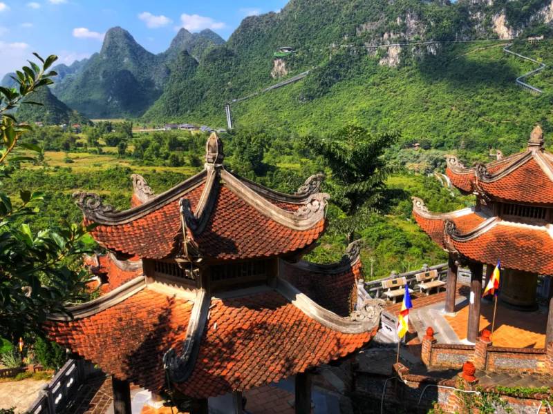 Bên phải là tháp chuông, bên trái là tháp trống