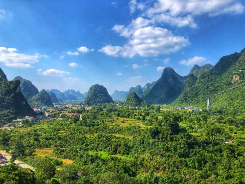 Từ sảnh Quan  m nhìn thẳng là view núi đồi trùng trùng ẩn hiện