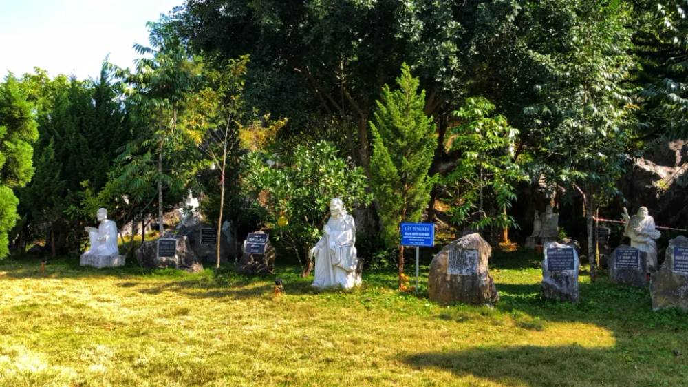 Khoảng sân bên trái chánh điện là vườn tượng A La Hán