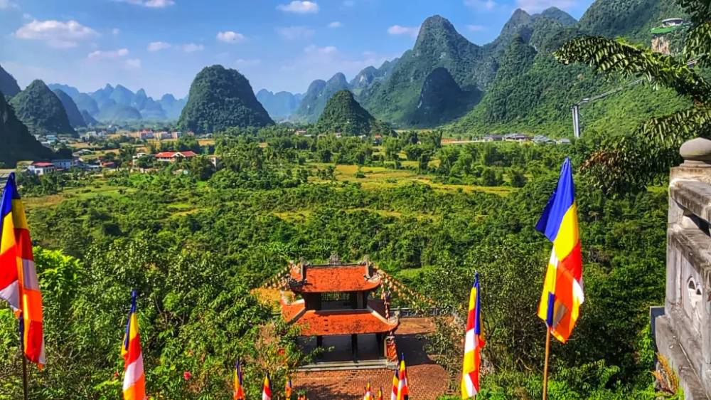 Góc nhìn từ đài Quan  m nhìn xuống làng quê Trùng Khánh