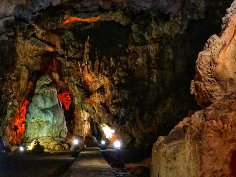 Bên trái trên hình là thạch trụ khổng lồ có dáng hình như đụn gạo trong hang Phật Tích của Chùa Hương